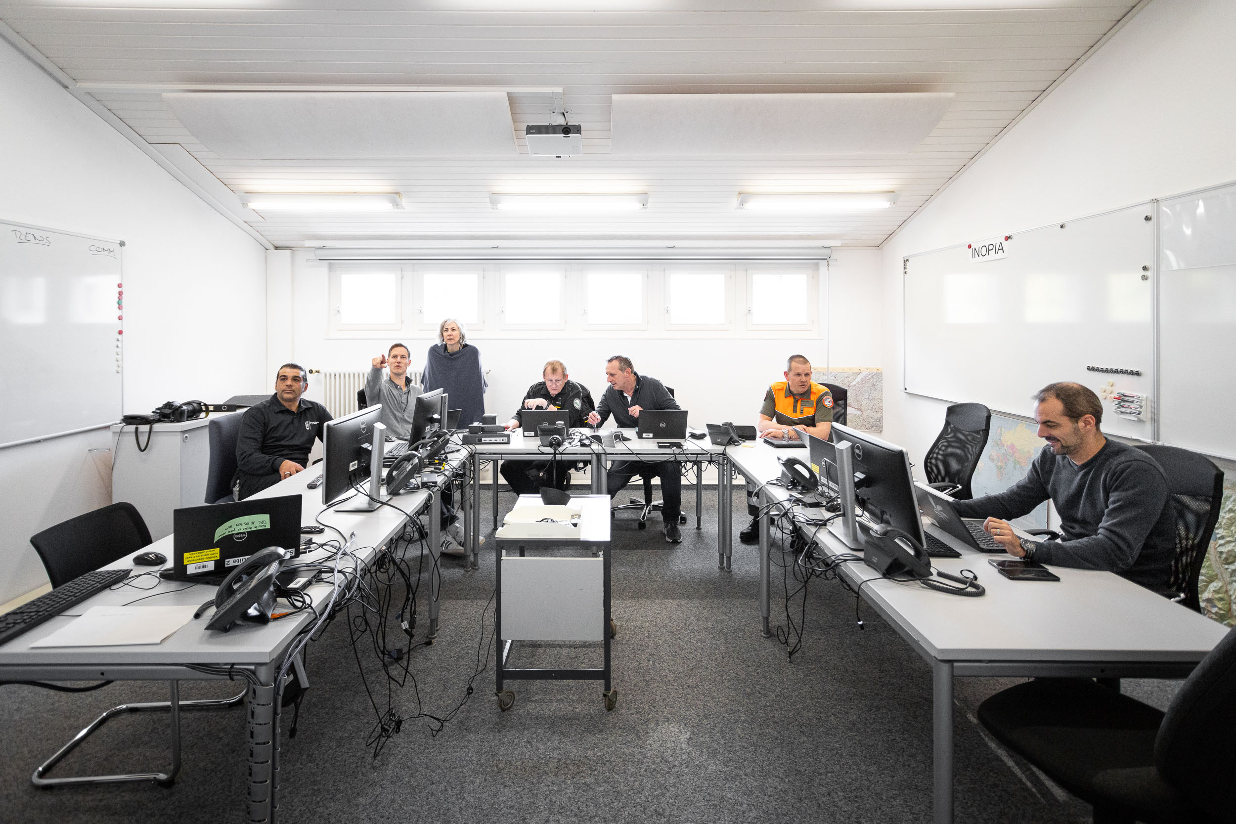 Le test des sirènes est monitoré au SSCM par Jean-François, entouré de ses collègues de la télématique, de la protection de la population et de la Protection civile vaudoise.