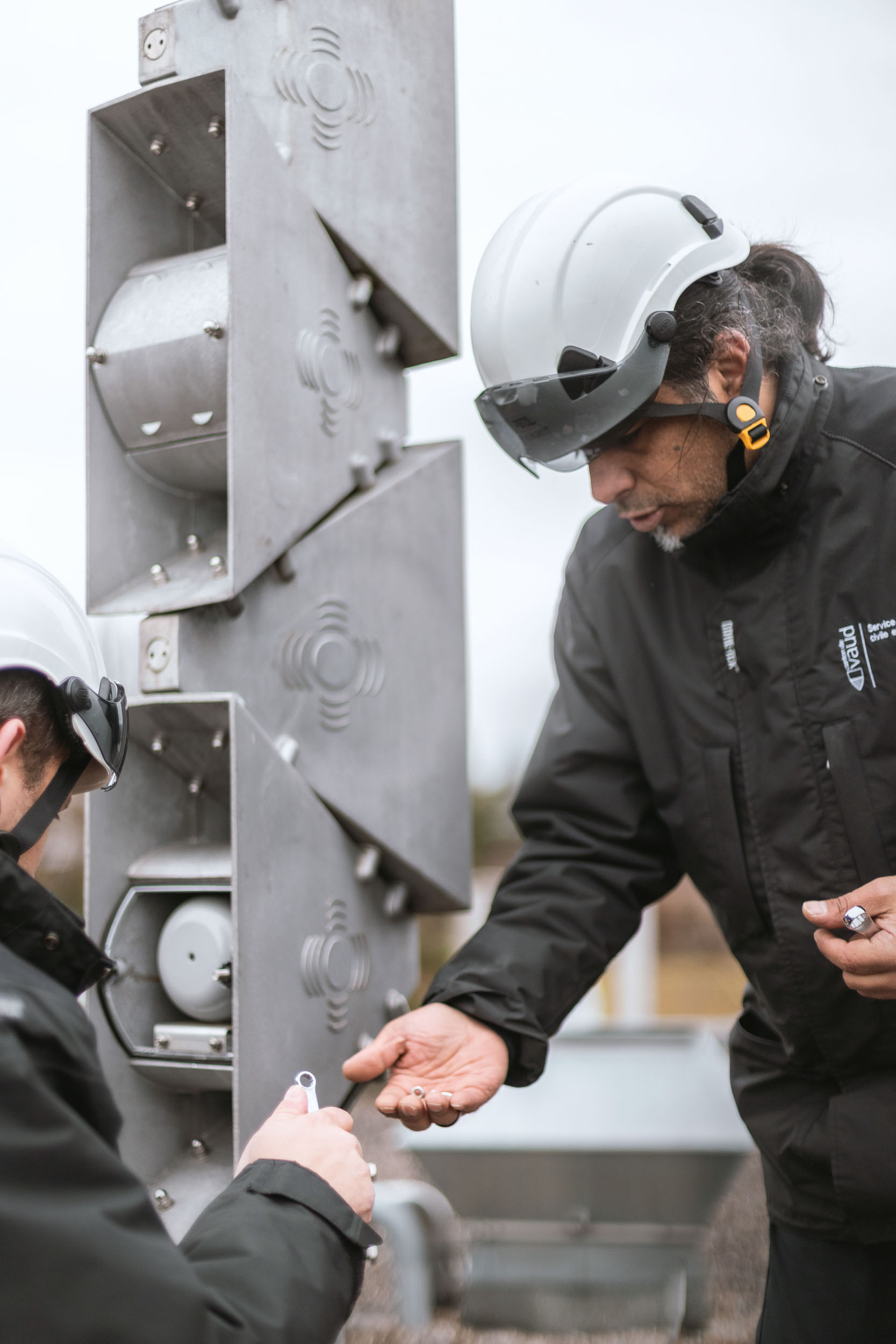 Réparation du résonnateur de la sirène, la pièce qui permet de produire du son.