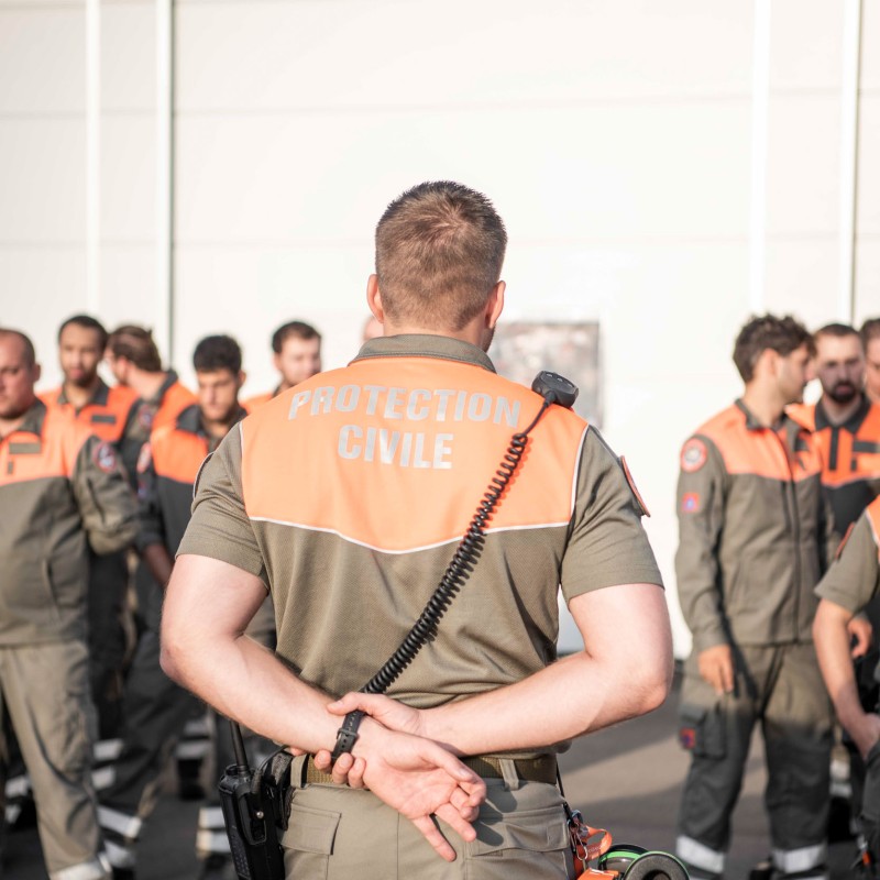 Un astreint de protection civile lors de d'un appel