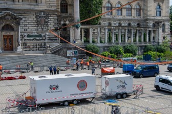 Montage des barrières de sécurité dans le cadre des manifestations du Centenaire du Traité de Lausanne en juillet dernier. © Mathilde Imesch – Ville de Lausanne